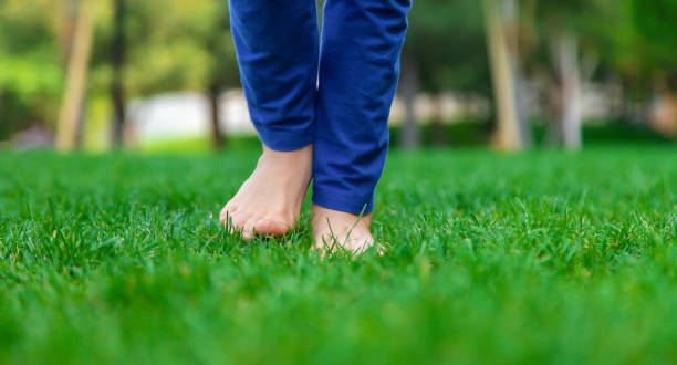 istock Children's feet go on the grass. Selective focus. 1407463117