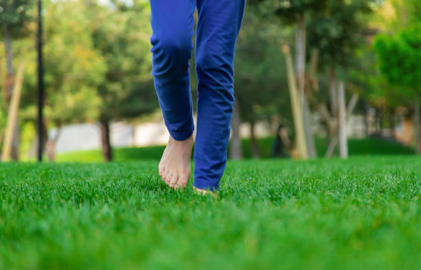 istock Children's feet go on the grass. Selective focus. 1407463139