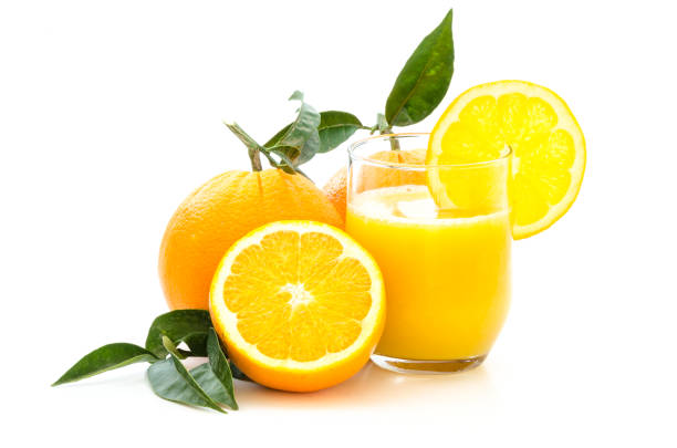 arance con succo fresco con foglie e gambo su fondo bianco - isolated on white orange juice ripe leaf foto e immagini stock
