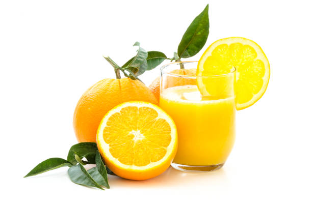 흰색 배경에 잎과 줄기가있는 신선한 주스가있는 오렌지 - isolated on white orange juice ripe leaf 뉴스 사진 ��이미지