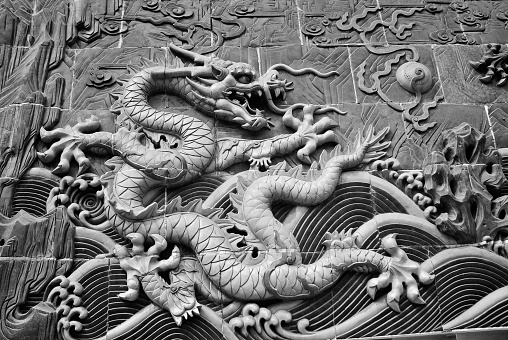 Beijing North Sea Nine Dragon Wall, built in the Qing dynasty Qianlong, built in 1756 AD, there are two hundred years of history. Nine Dragon Wall, the North Sea is an important historical materials of the glass structure of the Qing Dynasty architecture.
