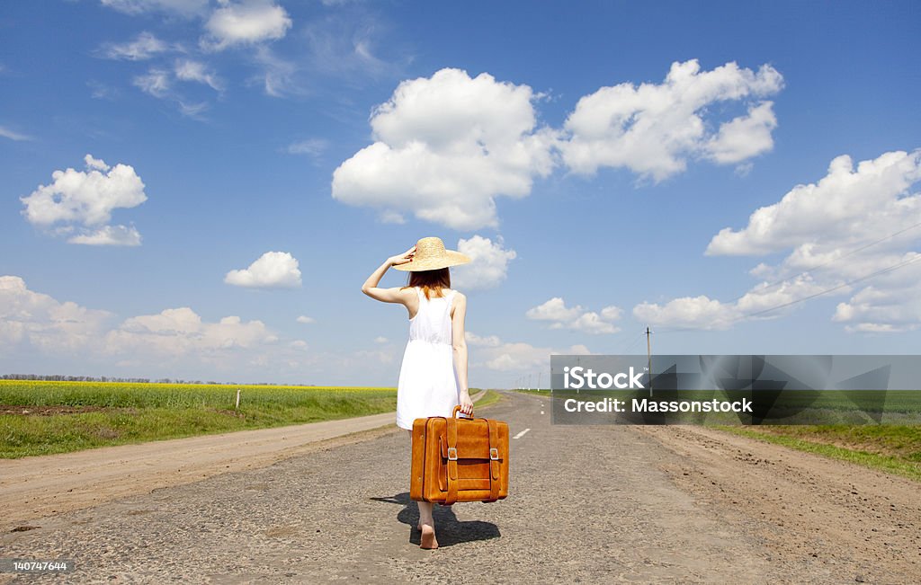 Lonely の女の子、スーツケースに国 road に入ります。 - 1人のロイヤリティフリーストックフォト