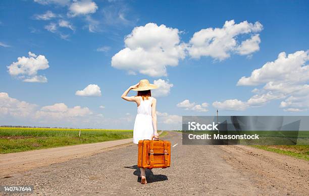 Lonely の女の子スーツケースに国 Road に入ります - 1人のストックフォトや画像を多数ご用意 - 1人, ウクライナ, カッコいい