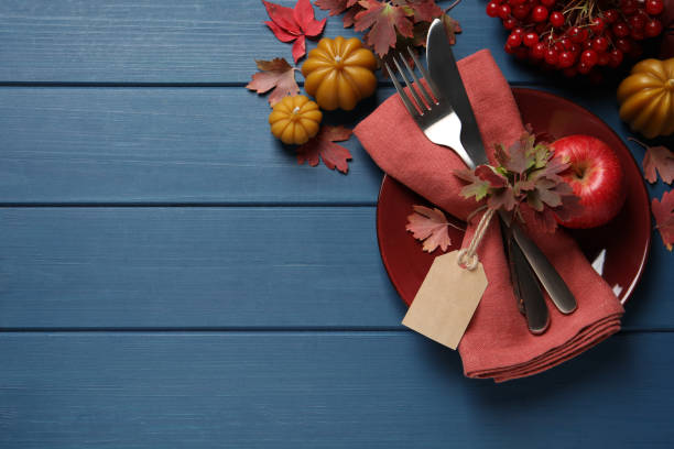 cenário de mesa festiva com decoração de outono em fundo de madeira azul, leigo plano. espaço para texto - thanksgiving table setting autumn - fotografias e filmes do acervo