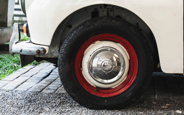 車の赤い白い車輪のクローズアップ写真 - collectors car car hubcap retro revival ストックフォトと画像