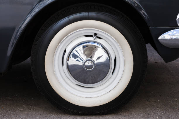 closeup photo of white wheel of a car - hubcap wheel car chrome imagens e fotografias de stock