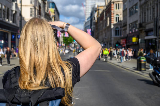 바쁜 런던 스트리트에서 사진을 찍는 금발 여성 사진 작가 - elizabeth i 뉴스 사진 이미지