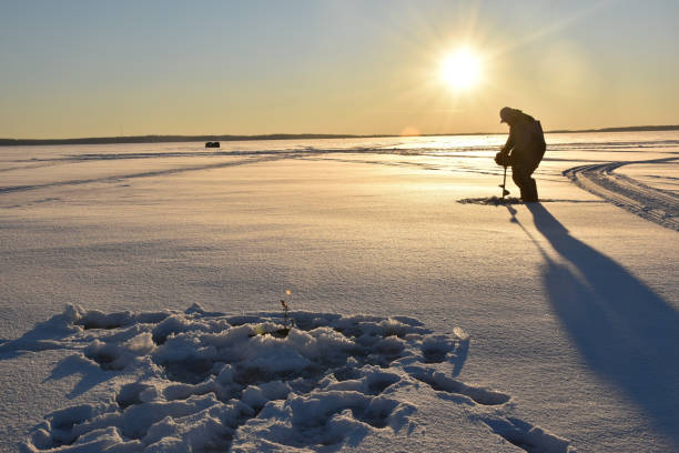 pesca de gelo pôr do sol - água congelada - fotografias e filmes do acervo