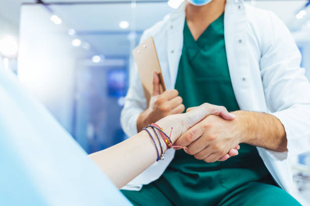 medico e paziente si incontrano in ospedale e si stringono la mano - dentist family doctor dental hygiene foto e immagini stock