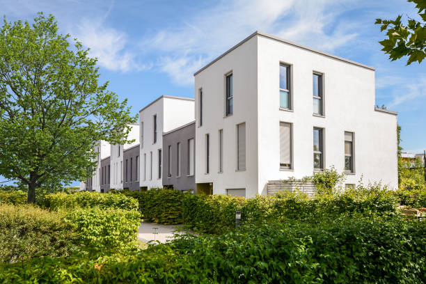 modern townhouses in a residential area, new apartment buildings with green outdoor facilities in the city - brownstone stok fotoğraflar ve resimler