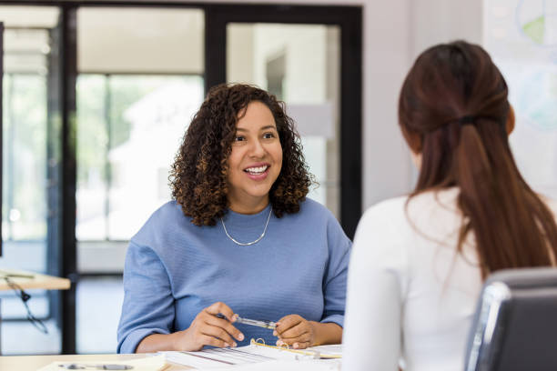 gerente de recursos humanos se reúne con candidato - manager marketing recruitment small business fotografías e imágenes de stock