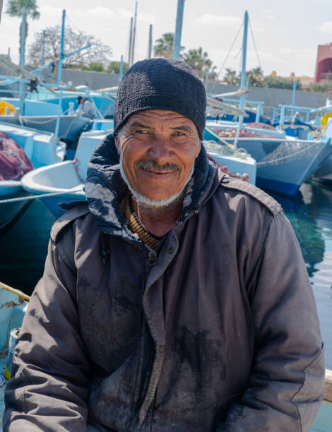 ägyptisches fischerporträt - fishing boat egypt men middle eastern ethnicity stock-fotos und bilder