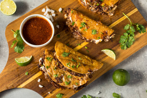 tacos de carne birria de bife caseiro - taco chips - fotografias e filmes do acervo