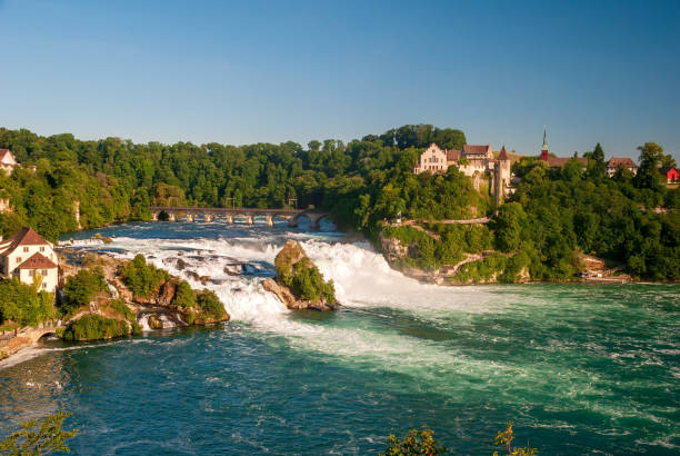 abend am rheinfall wasserfall neuhausen bei schaffhausen in der nordschweiz - rheinfels stock-fotos und bilder