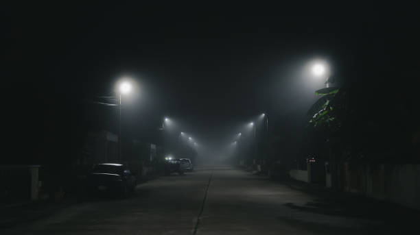 escena nocturna callejera con fondo de niebla en el pueblo y concepto de ciudad silenciosa - callejuela fotografías e imágenes de stock