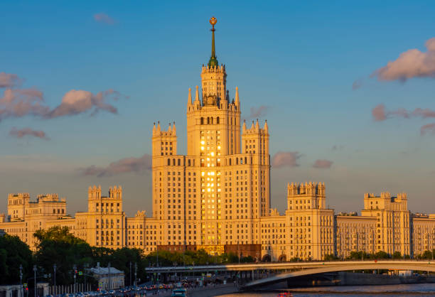 kotelnicheskaya embankment building (uno de los siete rascacielos stalin) y el río moskva al atardecer, moscú, rusia - kotelnicheskaya fotografías e imágenes de stock