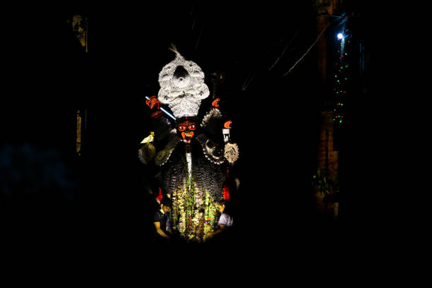 khepi maa déesse hindoue kali procession d’immersion après le festival annuel - soi bangla photos et images de collection