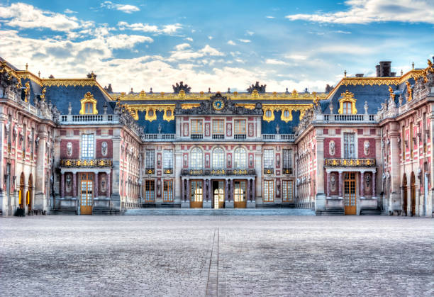 palacio de versalles en los suburbios de parís, francia - chateau de versailles fotografías e imágenes de stock