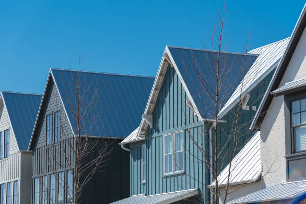 gros plan au deuxième étage d’une maison flambant neuve avec toit en métal et gouttière couverte près d’oklahoma city, états-unis - metal roof photos et images de collection