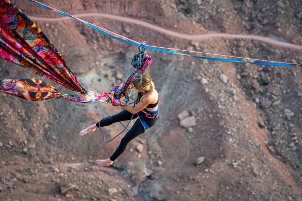 junge frau, die aerial silks oder spanish rope in moab, utah aufführt - artist young adult artists canvas adult stock-fotos und bilder