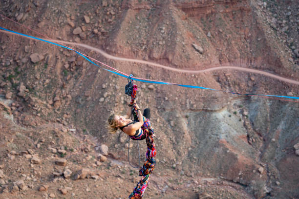 junge frau, die aerial silks oder spanish rope in moab, utah aufführt - artist young adult artists canvas adult stock-fotos und bilder
