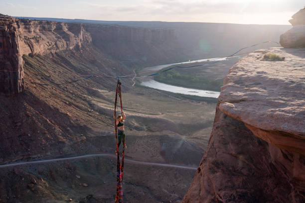 junge frau, die aerial silks oder spanish rope in moab, utah aufführt - artist young adult artists canvas adult stock-fotos und bilder