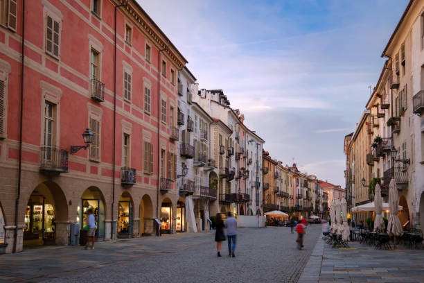 cuneo street life, città italiana in piemonte - provincia di cuneo foto e immagini stock