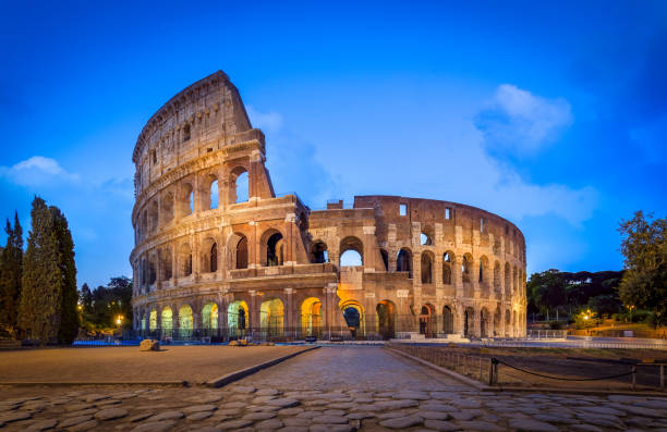 kolosseum in rom in der dämmerung, italien - kolosseum stock-fotos und bilder