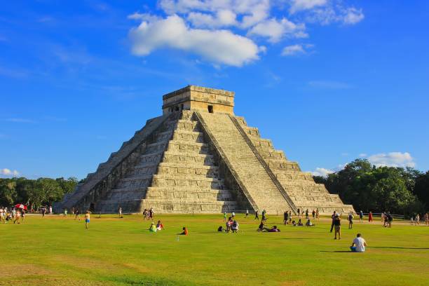 la principal ruina de la civilización maya es la pirámide de chichén itzá o el castillo de el castillo o la pirámide de kukulkán. el sitio arqueológico se encuentra en el estado de yucatán, méxico - chichen itza mayan mexico steps fotografías e imágenes de stock