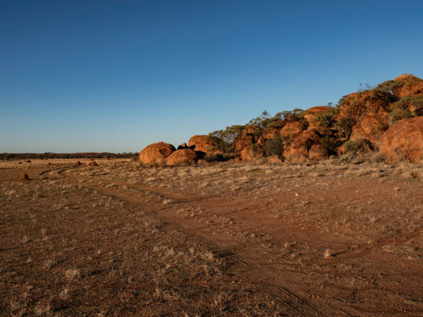rocce rosse nella remota australia occidentale - old dirt road foto e immagini stock