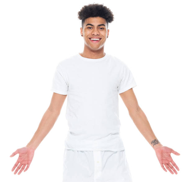 tシャツを着て白い背景の前に立っているアフリカ系アメリカ人の民族若い男性 - underwear men t shirt white ストックフォトと画像