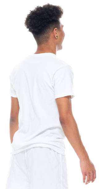 африканская этническая принадлежность мужчина стоял перед белым фоном носить рубашку - underwear men t shirt white стоковые фото и изображения