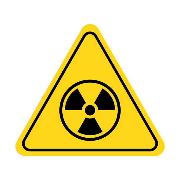 радиоактивный, радиационный знак. опасность, предупреждение атомаковой бомбы, значок энергии излучения с желтым треугольным символом - radioactive stock illustrations
