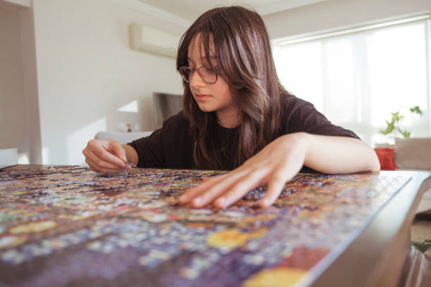 50  Someone Doing Crossword Puzzle Fotografías de stock fotos e 50  Someone Doing Crossword Puzzle Fotografías de stock fotos e