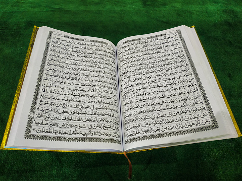 Al Quran page that opens on a green background