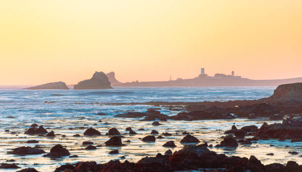 leuchtturm an der big sur coast kalifornien, usa - coastline big sur california pacific ocean stock-fotos und bilder