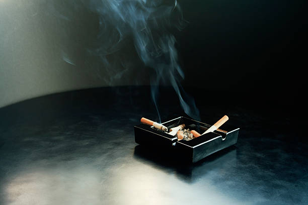 Aschenbecher mit cigarrettes – Foto