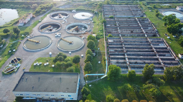 station d’épuration des eaux usées par le haut. station d’épuration des eaux usées en vue aérienne par drone. - wastewater water sewage treatment plant garbage photos et images de collection