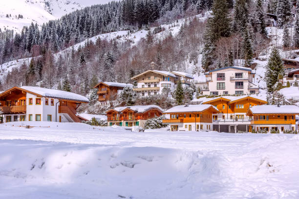 zimowa wioska śnieżna w alpach austriackich, austria - ski resort village austria winter zdjęcia i obrazy z banku zdjęć