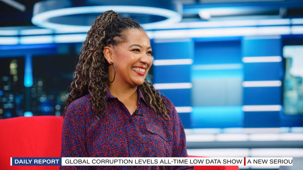 Talk Show TV Program, News Discussion: Beautiful Black Female Presenter Talks, Listens to Guests. Cable Channel Hosts Have Friendly Conversation. Mockup Television Studio and Entertainment Concept programa de televisión de talk show, discusión de noticias: hermosa presentadora negra habla, escucha a los invitados. los anfitriones del canal de cable tienen una conversación amistosa. mockup estudio de televisión y concepto de entretenimiento