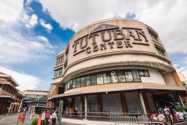 Tondo, Manila, Philippines - Tutuban Center, a bustling mall near Divisoria. Tondo, Manila, Philippines - Dec 2021: Tutuban Center, a bustling mall near Divisoria. divisoria market stock pictures, royalty-free photos & images