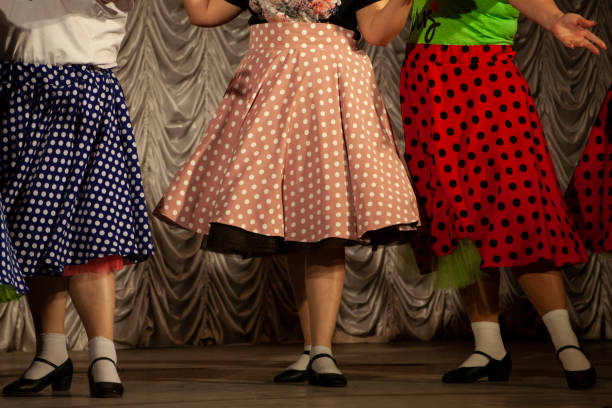 vestidos de bolinhas. vestidos femininos. dança de garotas. - polka dot suitcase retro revival women - fotografias e filmes do acervo