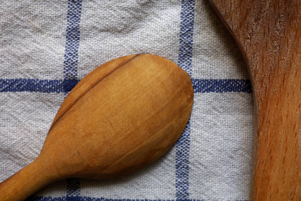 close-up de fundo colher de madeira - wooden spoon built structure domestic room domestic kitchen - fotografias e filmes do acervo