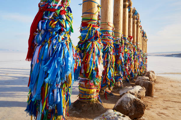 mehrfarbige bänder auf hölzernen rituellen säulen am kap burkhan. - baikalsee stock-fotos und bilder