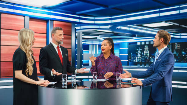 Talk Show TV Program: Four Diverse Specialists, Experts, Guests, Presenter, Host Discuss and Argue about Politics, Economy, Science, News. Mock-up Television Cable Channel Studio Debate programa de televisión de programas de entrevistas: cuatro diversos especialistas, expertos, invitados, presentadores, presentadores discuten y discuten sobre política, economía, ciencia, noticias. maqueta de televisión por cable channel studio debate
