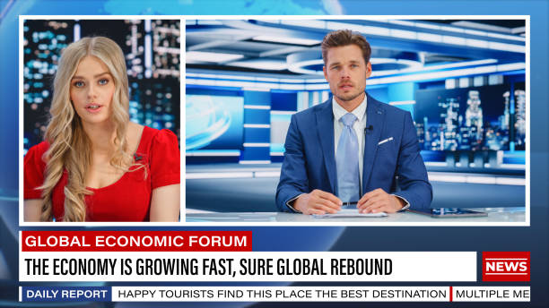 Split Screen: Two Anchors Talking TV Live News Segment. Presenters Discuss Business, Economy, Politics, Science, Daily Events. Evening Television Program on Cable Channel With Famous Hosts. pantalla dividida: dos presentadores hablando tv segmento de noticias en vivo. los presentadores discuten negocios, economía, política, ciencia, eventos diarios. programa de televisión nocturno en el canal de cable con anfitriones famosos.
