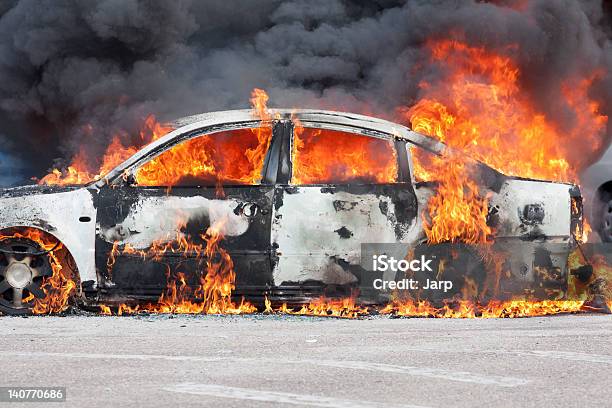 Гореть Автомобиль — стоковые фотографии и другие картинки Автомобиль - Автомобиль, Бушующее пламя, Гореть