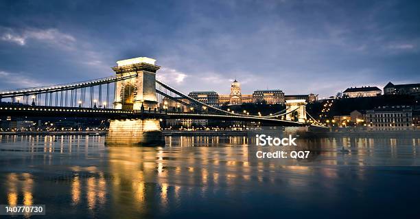 Szechenyi 鎖橋と王宮 - つり橋のストックフォトや画像を多数ご用意 - つり橋, イルミネーション, キャッスルヒル - ブダペスト