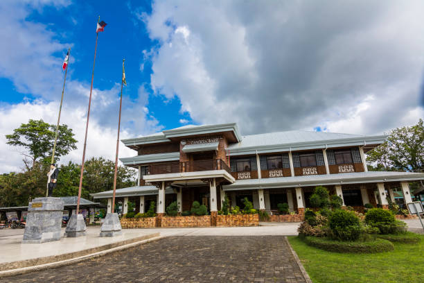 catigbian, bohol, filipinas - la arquitectura filipina inspiró el salón municipal de catigbian. - baler fotografías e imágenes de stock