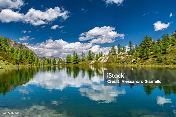 Il Lago Nero Di Rocca La Meja Una Perla Incastonata Tra Montagne Bellissime Stock Photo - Download Image Now